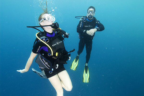 Snorkeling en groupe dans les eaux transparentes sur l’île de Porquerolles