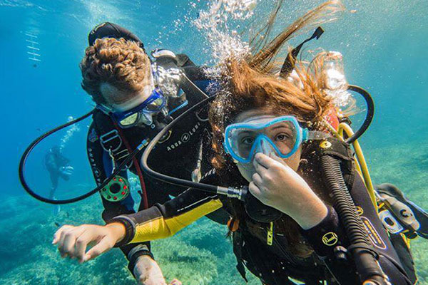 Un plongeur VIP découvre les fonds marins de Saint Tropez