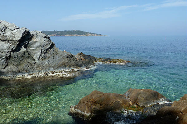 Une vue de la mer méditérranée et des îles d'or à Hyères