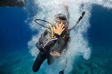 Un plongeur pendant sa formation Dive master à Port-Cros