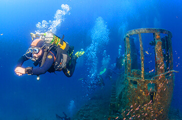 Une formation accélérée Dive Master est disponible sur Hyères et Cavalaire