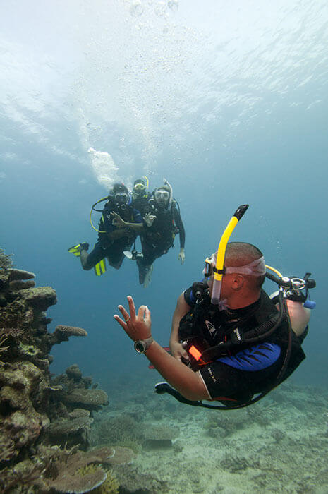 Le moniteur et ses élèves en formation Dive master à Cavalaire