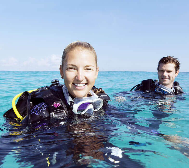 Une femme et son moniteur pendant la formation Open Water Diver de Mio Palmo Plongée