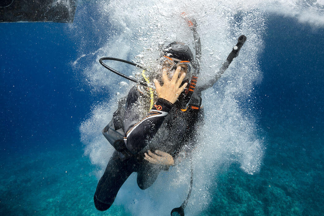 Une femme pendant sa formation Open Water Diver avec nos équipes du port de Hyères