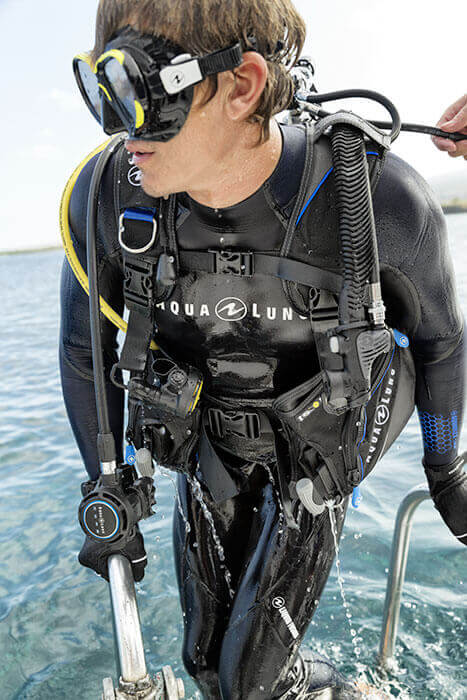 Un moniteur sort de l'eau pendant cette formation