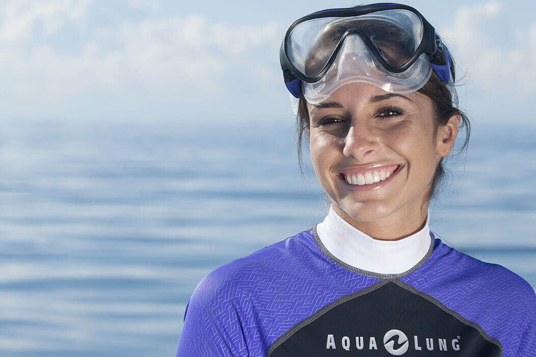 Une femme heureuse de passer sa formation SCUBA DIVER dans le Var